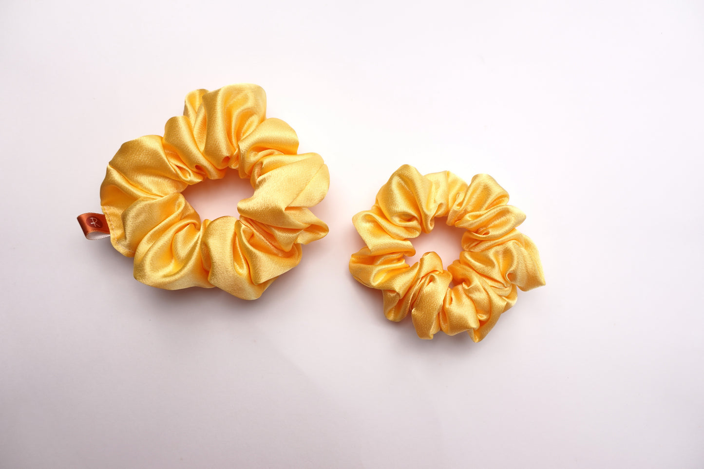 AMARILLO SATIN SCRUNCHIE