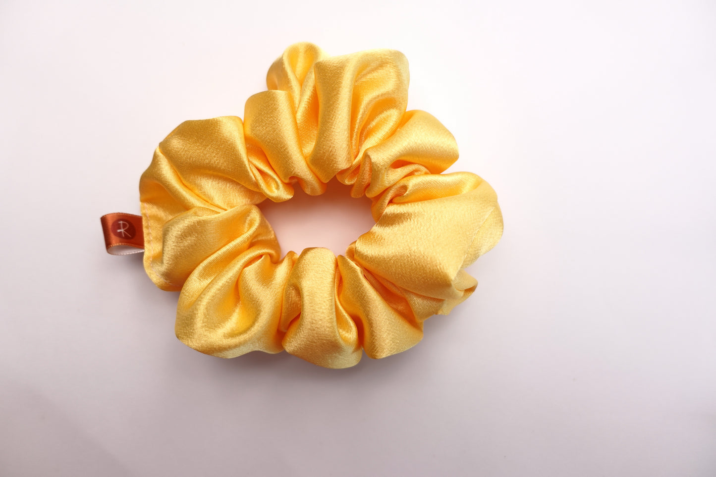 AMARILLO SATIN SCRUNCHIE
