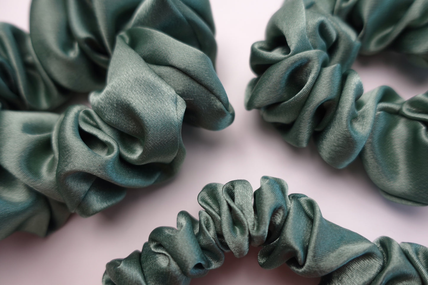 VERDE SATIN SCRUNCHIE