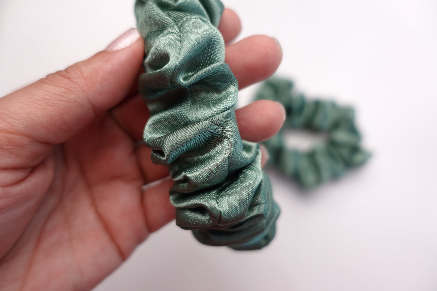 VERDE SATIN SCRUNCHIE