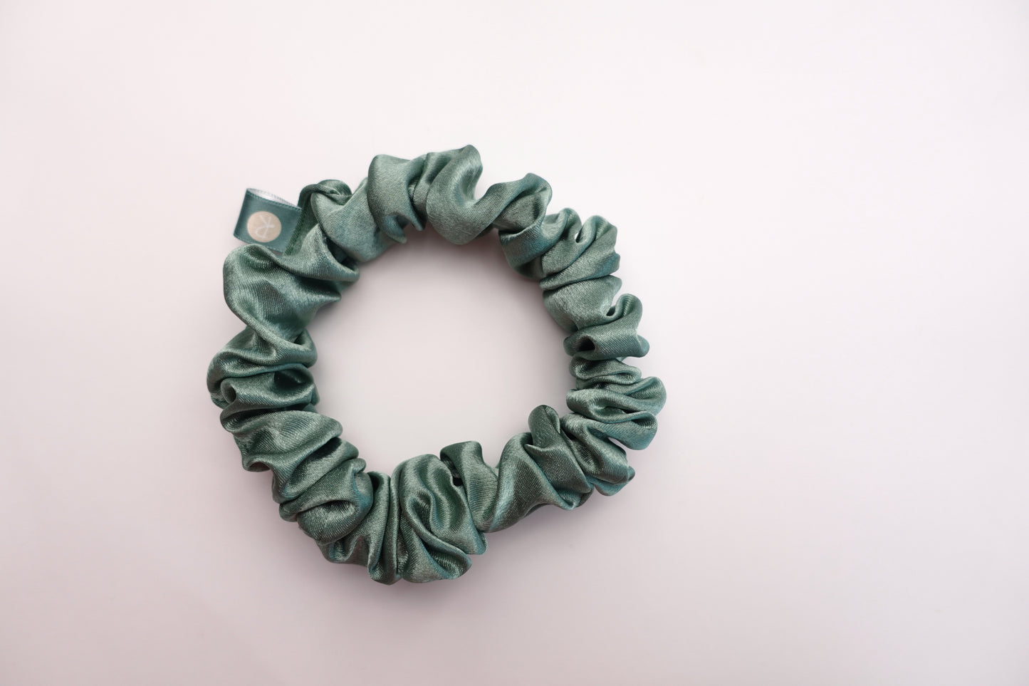 VERDE SATIN SCRUNCHIE
